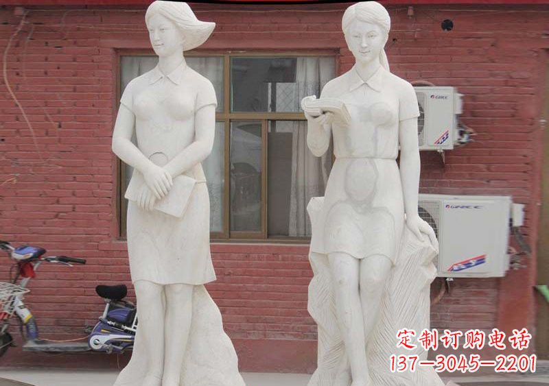 烟台校园拿书本的学生石雕