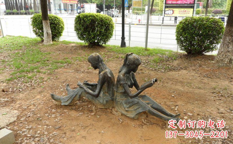烟台校园坐着看书的女孩人物铜雕