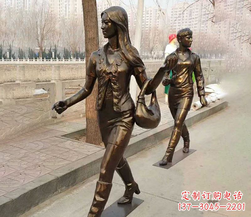 烟台行走的女人街边人物铜雕