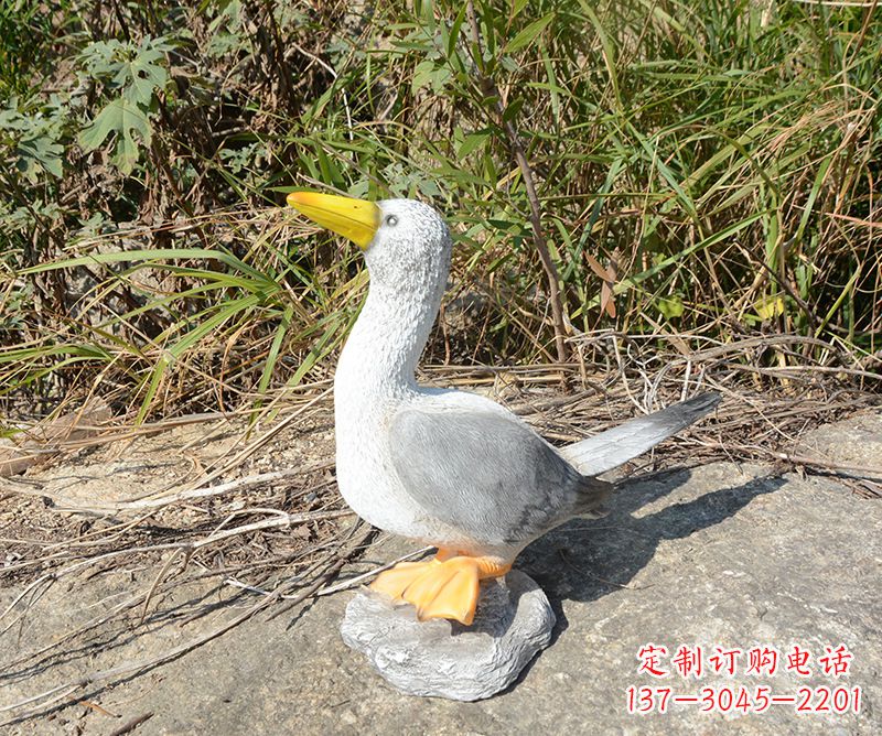 烟台学校雕塑和平鸽