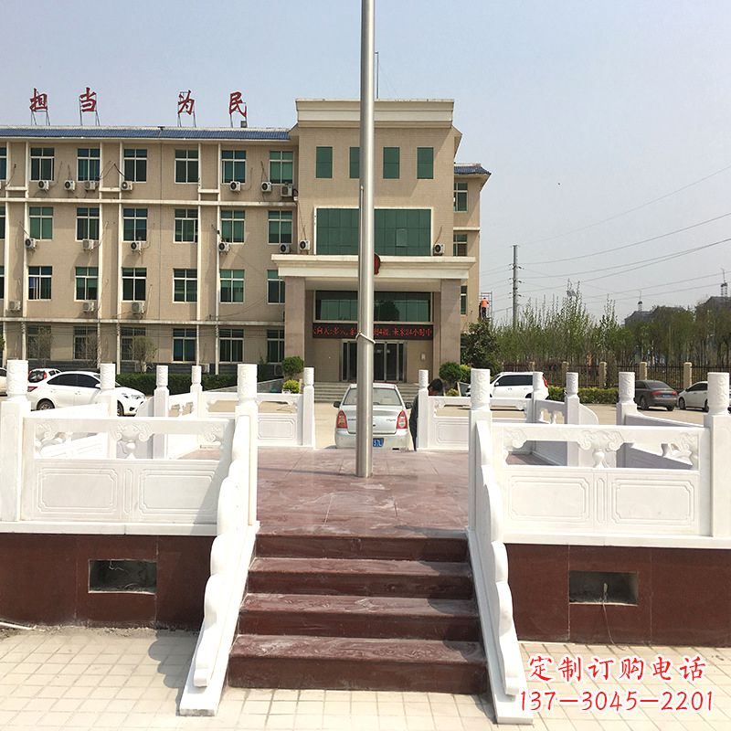 烟台学校广场石雕升旗台