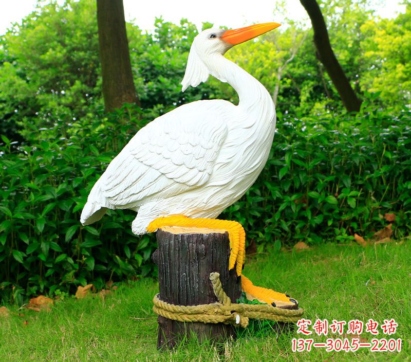 烟台一男一女抱一只鸽子雕像