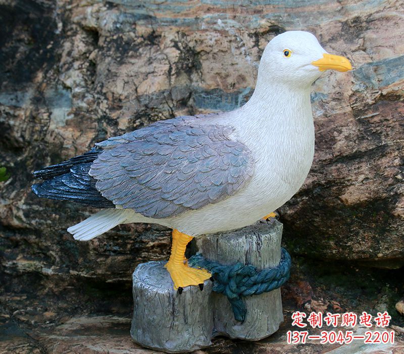 烟台一手托鸽子 一手拿书本的雕塑像