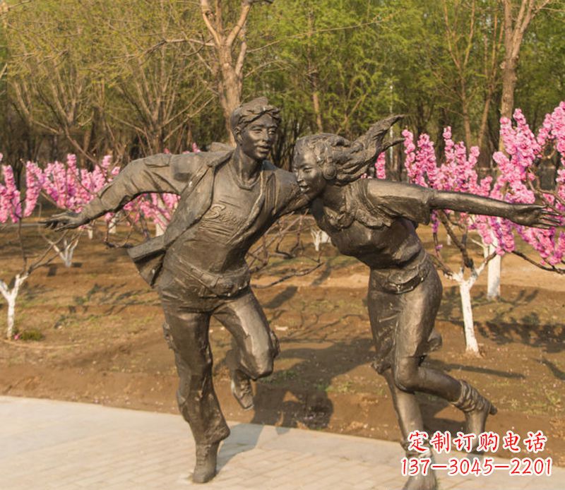 烟台游玩的情侣铜雕
