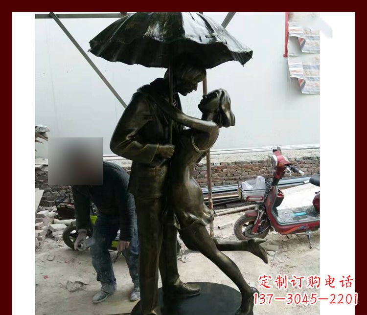 烟台雨伞下拥抱的情侣铜雕