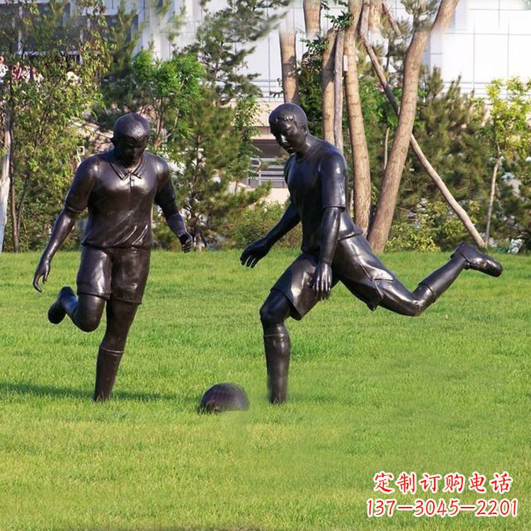 烟台园林踢足球人物铜雕