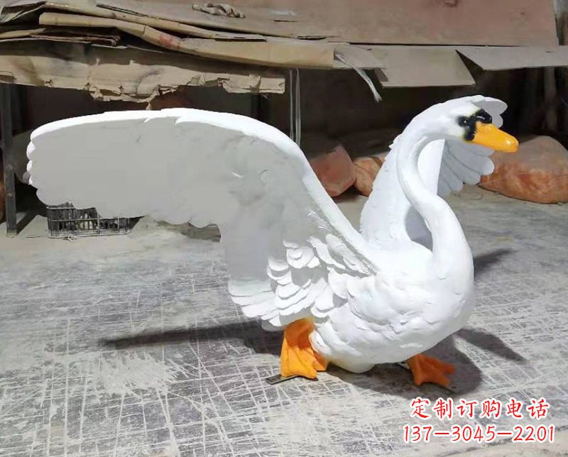 烟台展翅翱翔的仿真白天鹅发光款