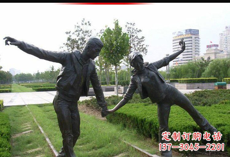 烟台走铁轨的情侣铜雕