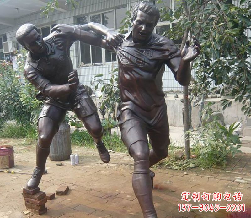 烟台足球运动公园人物铜雕
