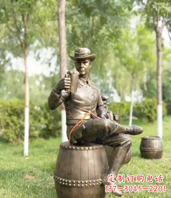 烟台坐酒桶喝啤酒的牛仔铜雕