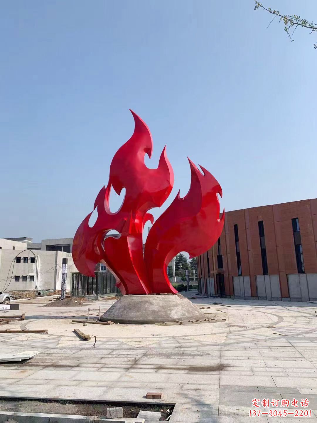 烟台大学操场抽象不锈钢火苗雕塑