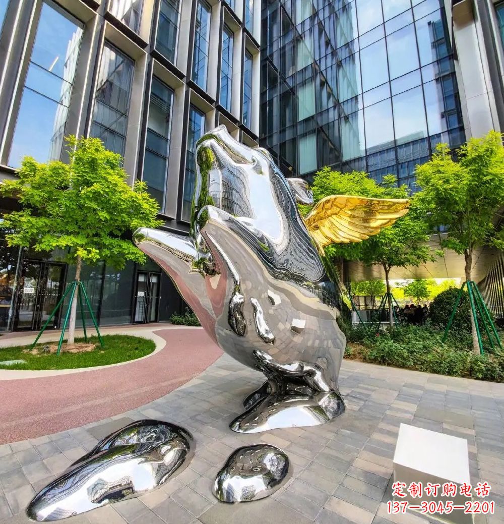 烟台猪雕塑-酒店门口一只带翅膀不锈钢镜面猪雕塑